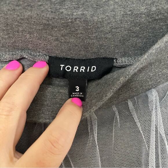 TORRID • Gray Silver Mesh Tulle Layered Midi Pencil Skirt - Picture 4 of 5